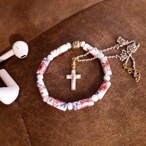Vtg  cloisonne  cross and ceramic tube beads stretch bracelet..